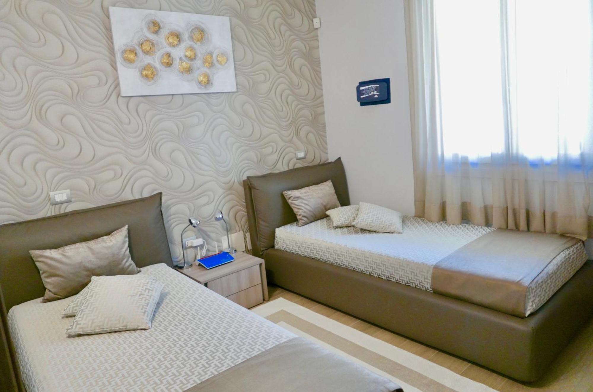 Phoenix Garda Hills Sirmione Exterior foto